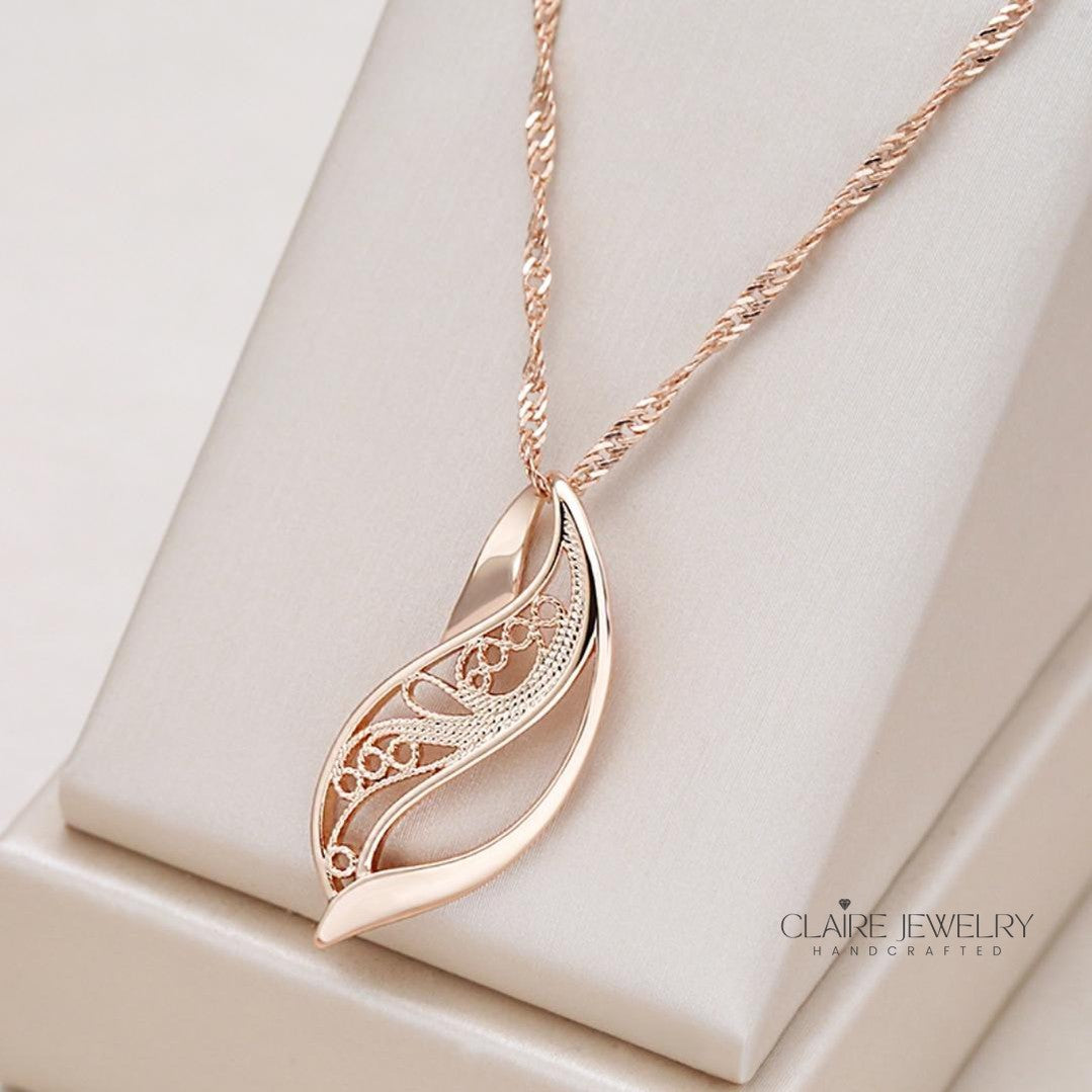Elegant Harmonious Necklace in Gold