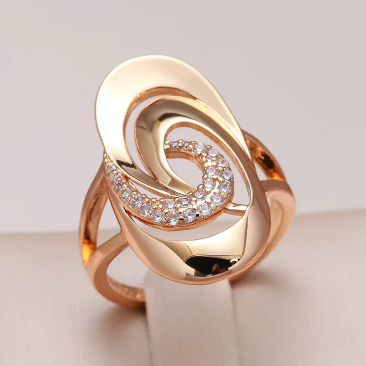 Elegant ring made of zirconia and gold