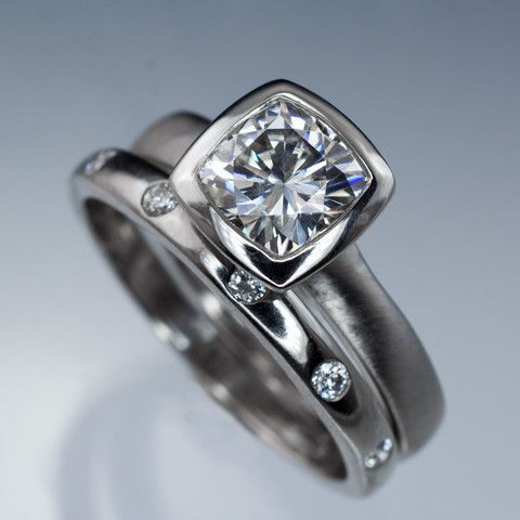 Silver-plated ring with inlaid cubic crystal