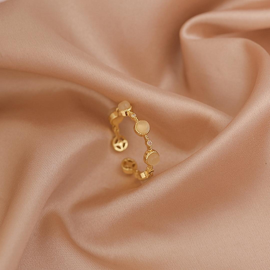 Adjustable Oculus Ring with White Stones in Gold