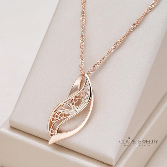 Elegant Harmonious Necklace in Gold