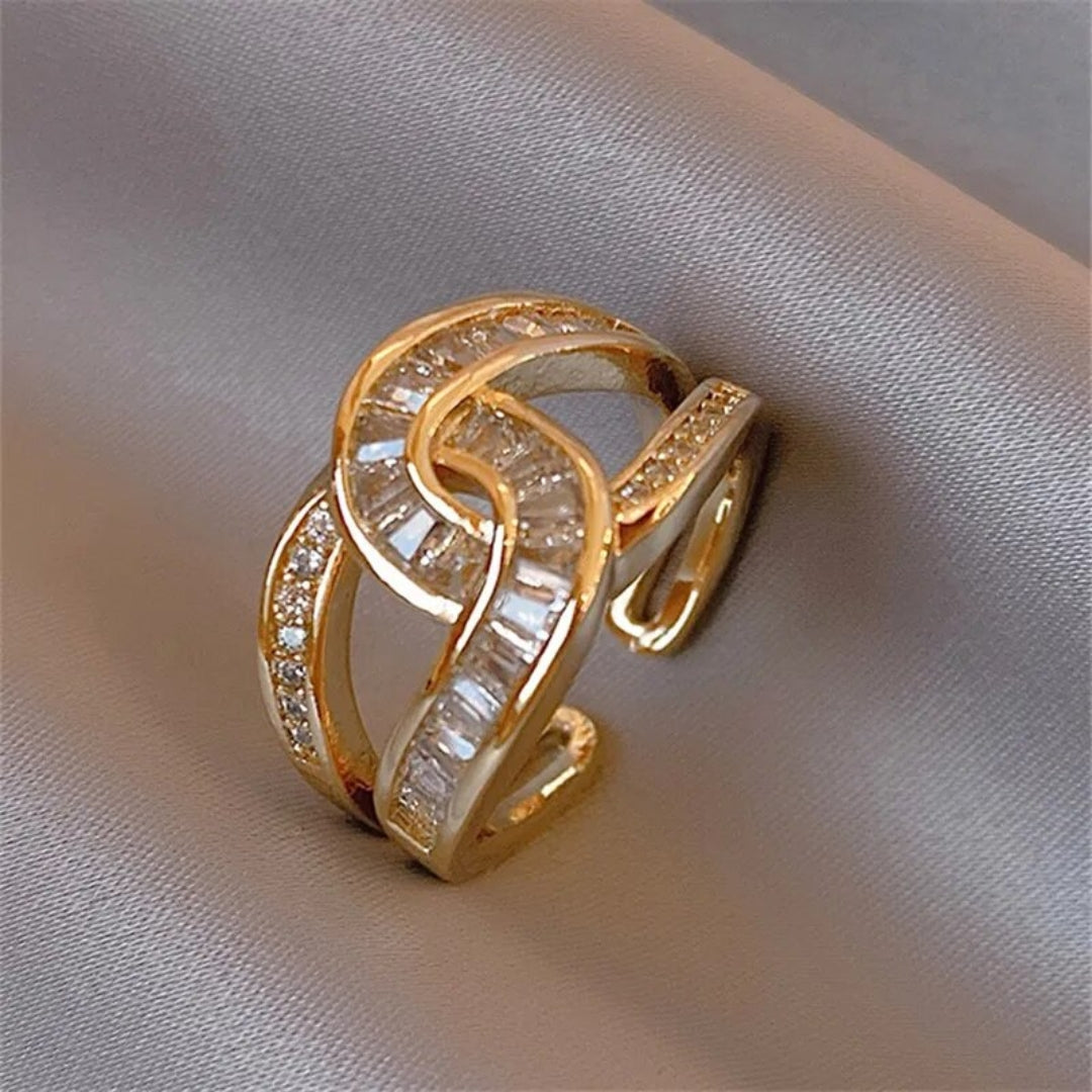Elegant shiny knotted ring