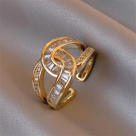 Elegant shiny knotted ring
