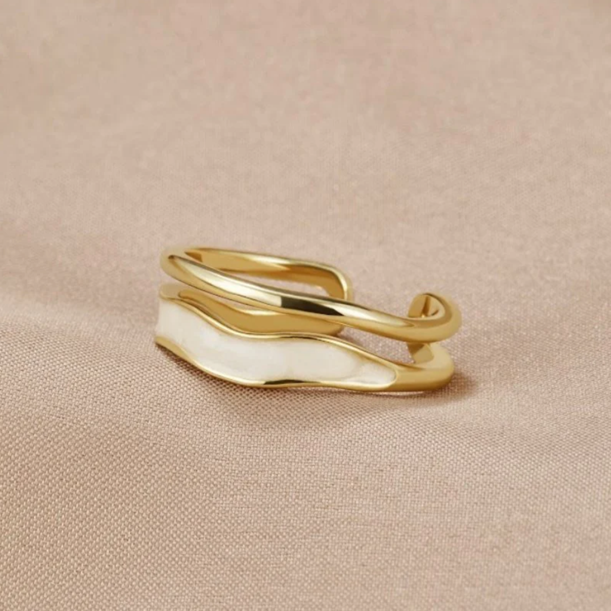 Elegant ring made of white enamel in gold