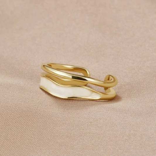 Elegant ring made of white enamel in gold