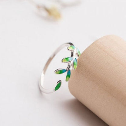 Adjustable ring made of green enameled leaves in silver