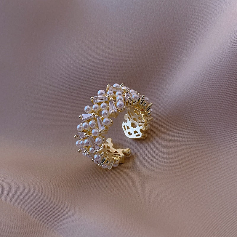 Luxurious Pearl Ring in Gold Color