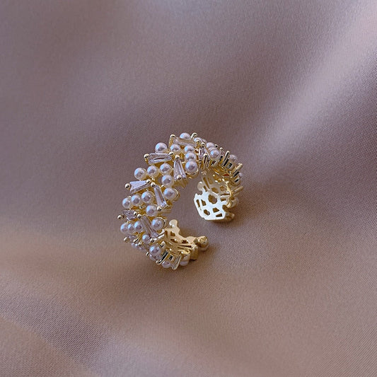 Luxurious Pearl Ring in Gold Color