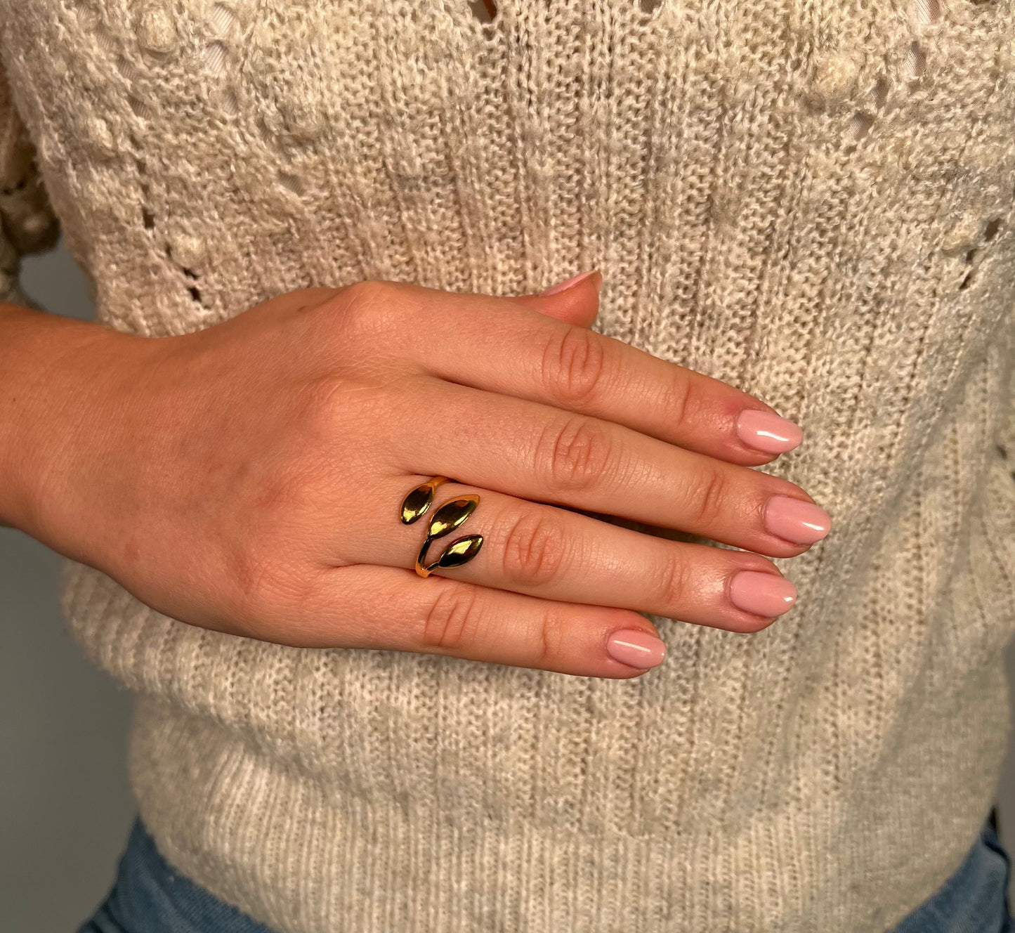 Marie Belle - sierlijke ring met triplet leafs