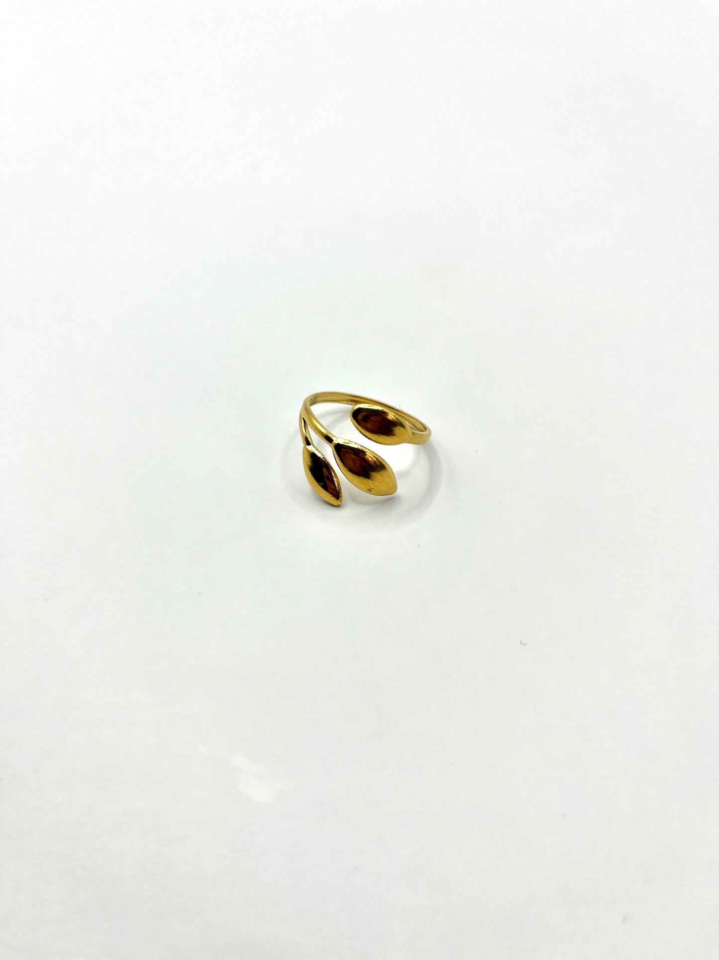 Marie Belle - sierlijke ring met triplet leafs