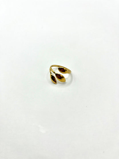 Marie Belle - sierlijke ring met triplet leafs