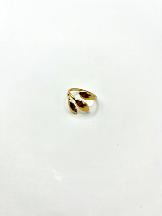 Marie Belle - sierlijke ring met triplet leafs