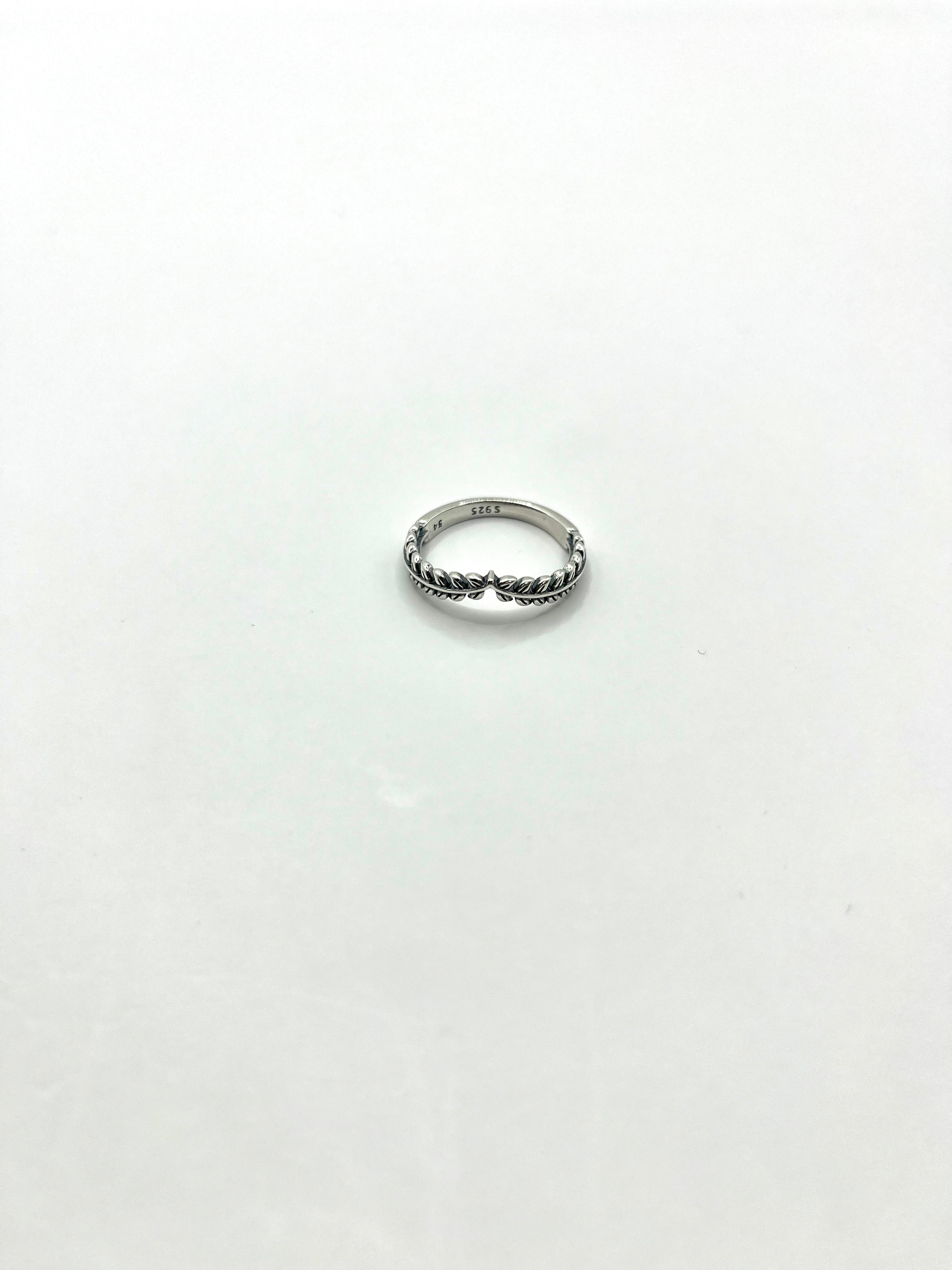 Marie Belle - laurier structuur ring met steentjes