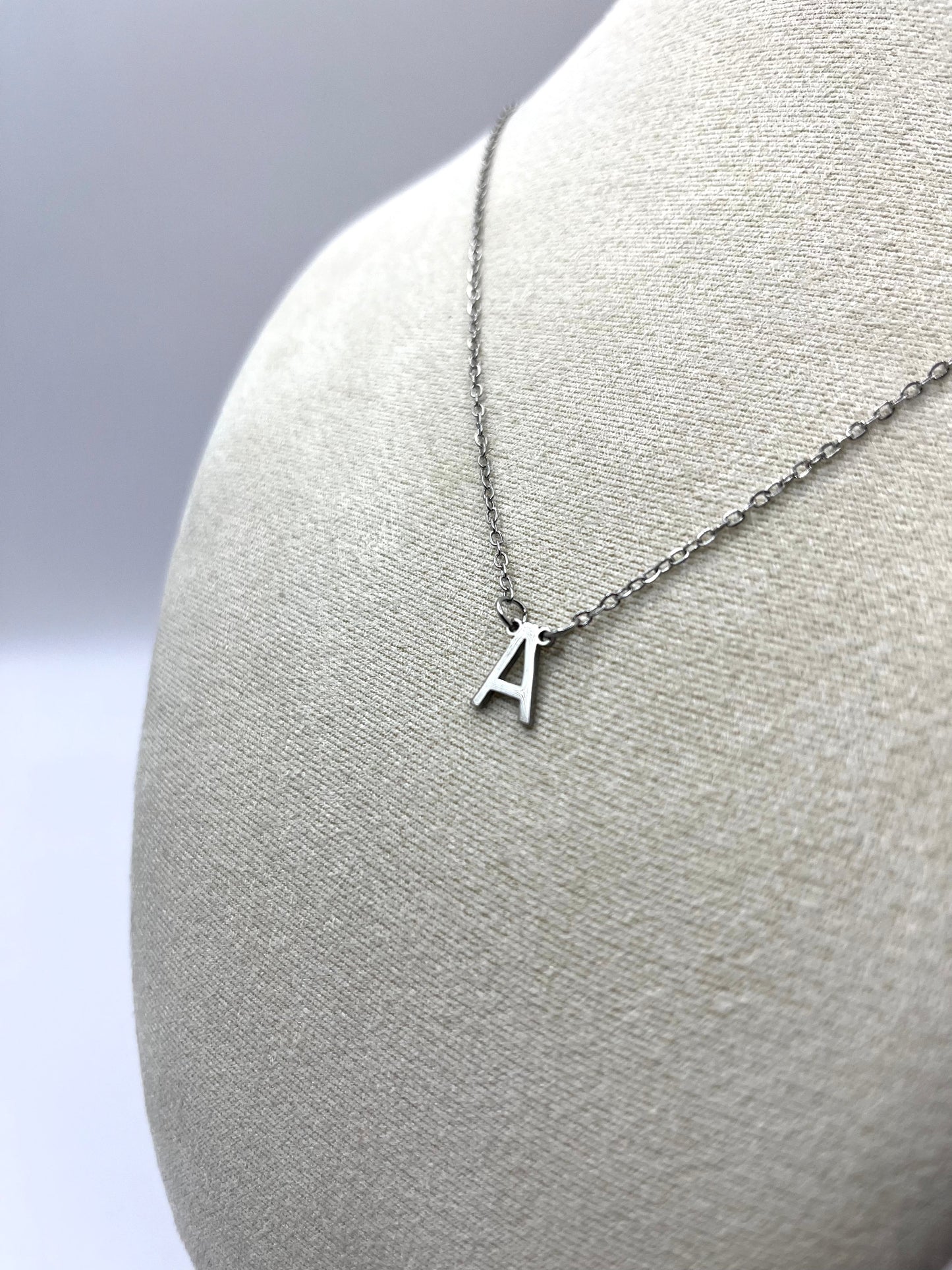 Amélie Jardin - subtiele initialen collier (a-z)