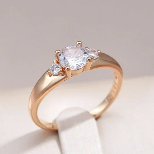 Elegant Ring with Crystal in Gold