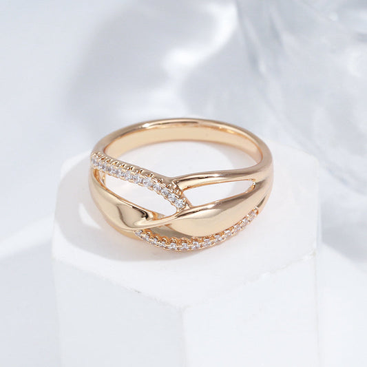 Elegant ring with zirconias in gold