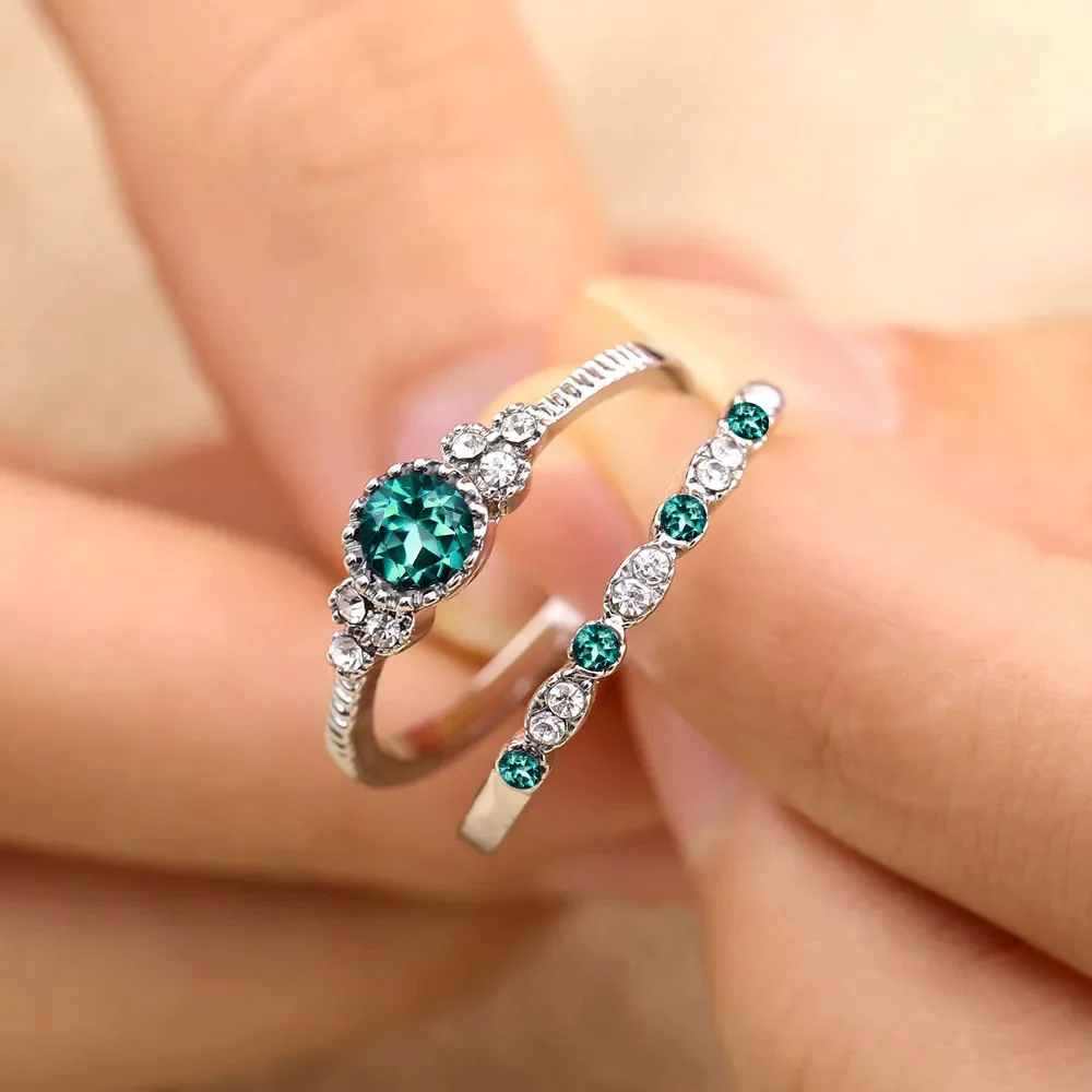 Elegant ring with zirconia in green silver
