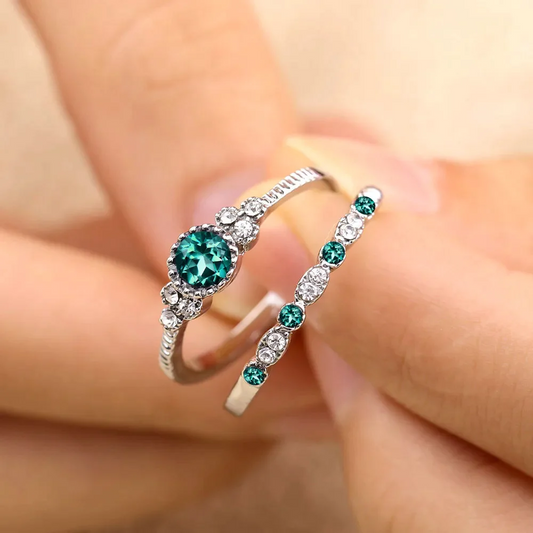 Elegant ring with zirconia in green silver