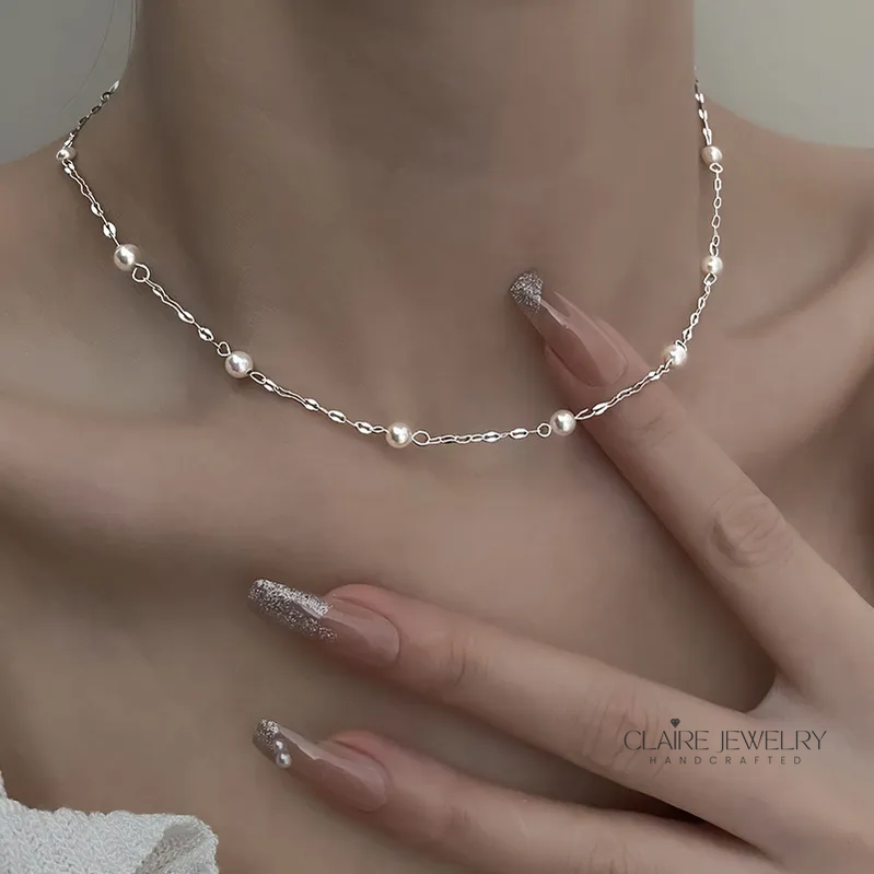 Elegant necklace made of shiny pearls