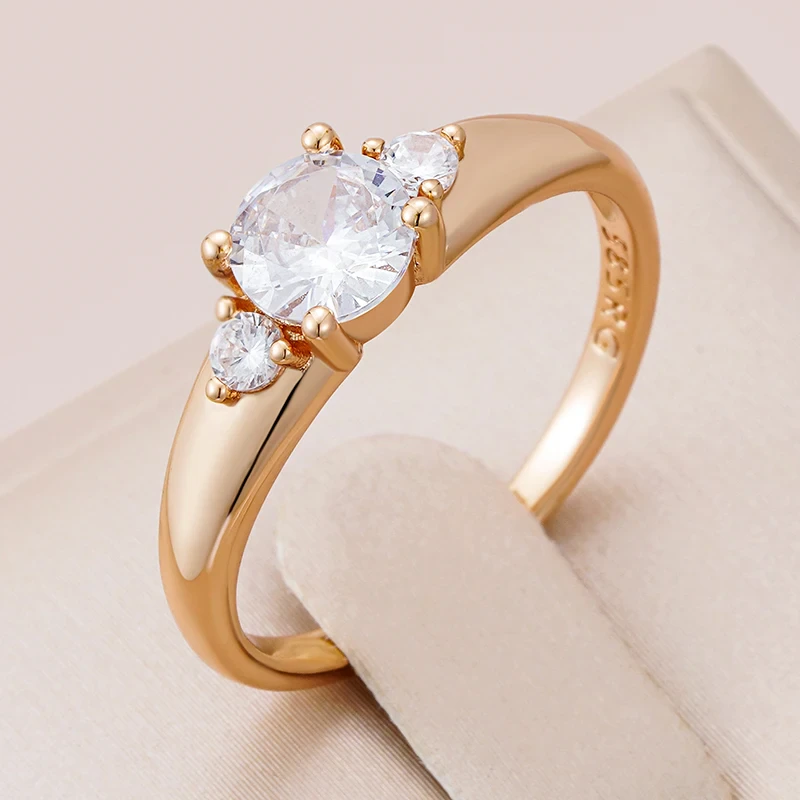 Elegant ring with white zirconia
