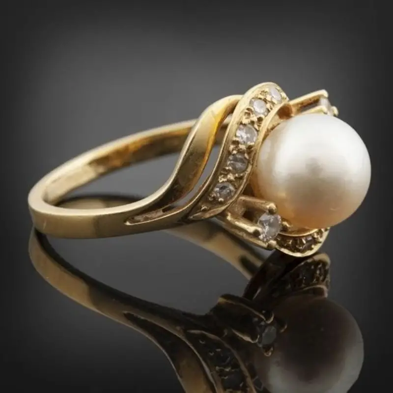 Elegant Ring with Pearl in Brilliant Gold Color