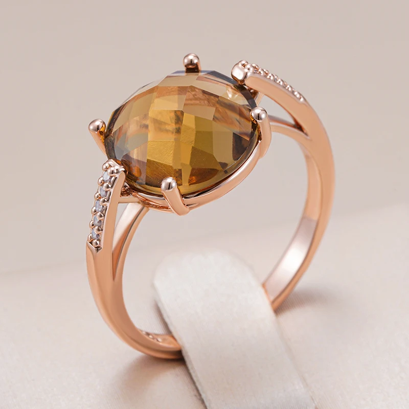 Elegant ring with brown, gold-colored crystal