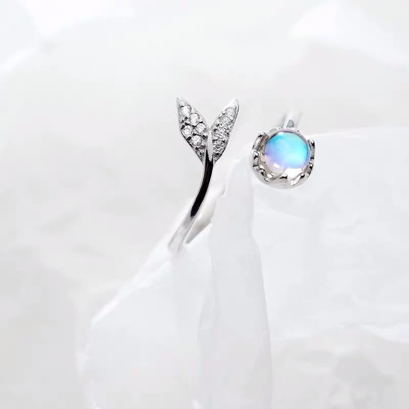 Adjustable ring with dolphin tail made of sterling silver and blue zirconium dioxide